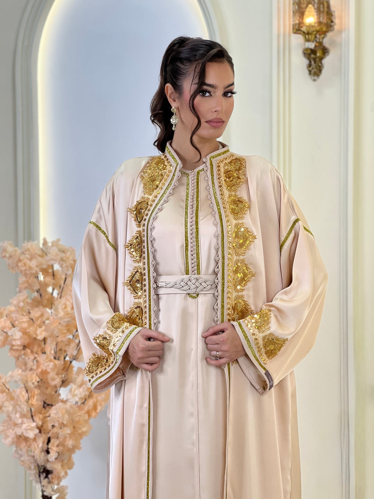 Anaïs Nude Beige, beige Moroccan kaftan in drap de soie – view 3 | Kaftan Elegance
