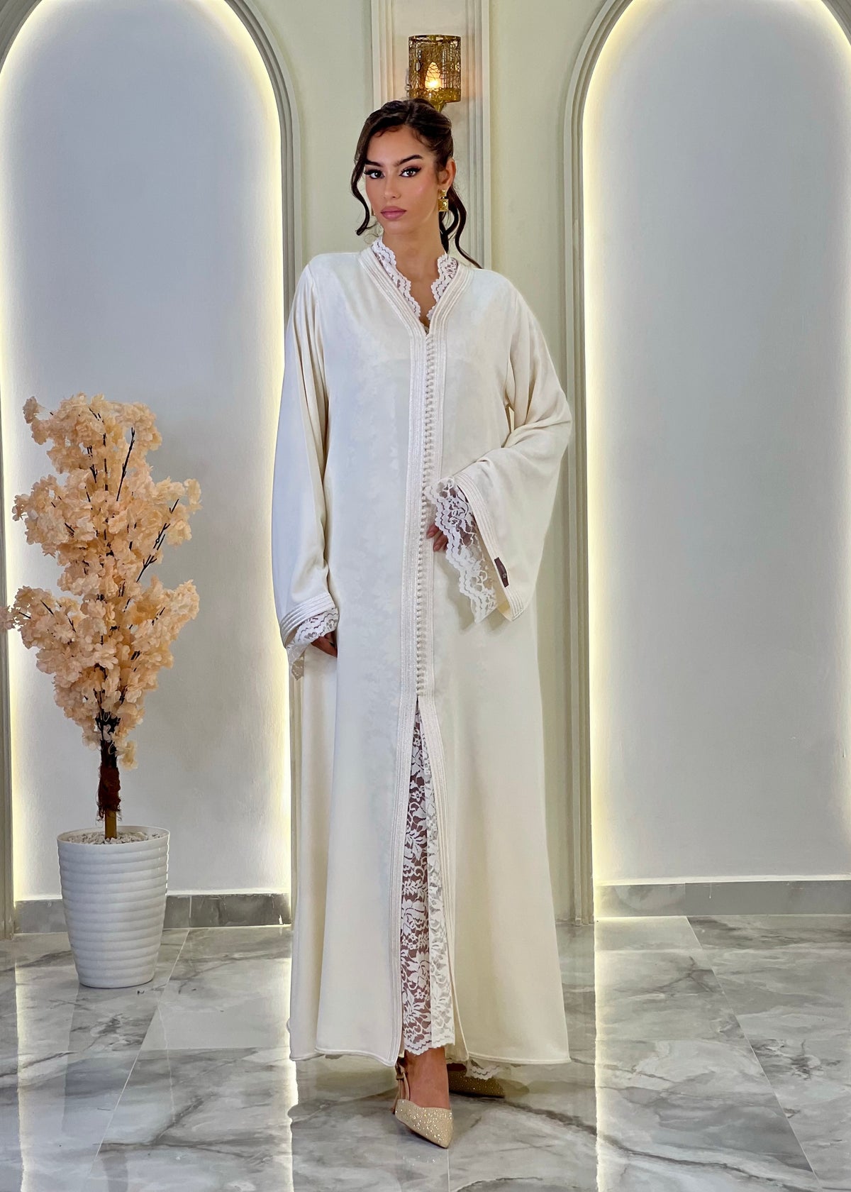 Ravellia White, white Moroccan lebsa in crepe – view 5 | Kaftan Elegance