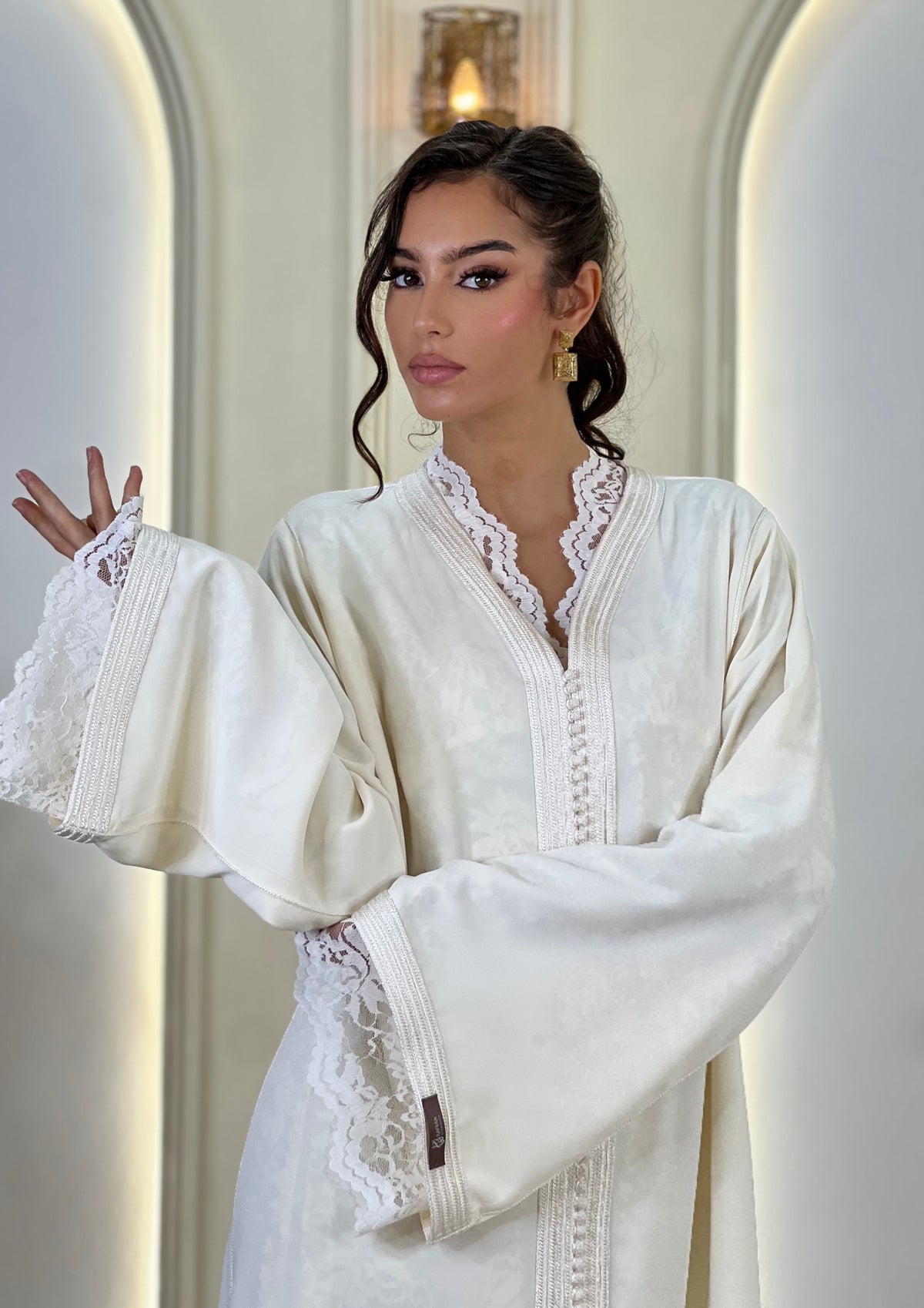 Ravellia White, white Moroccan lebsa in crepe – view 2 | Kaftan Elegance